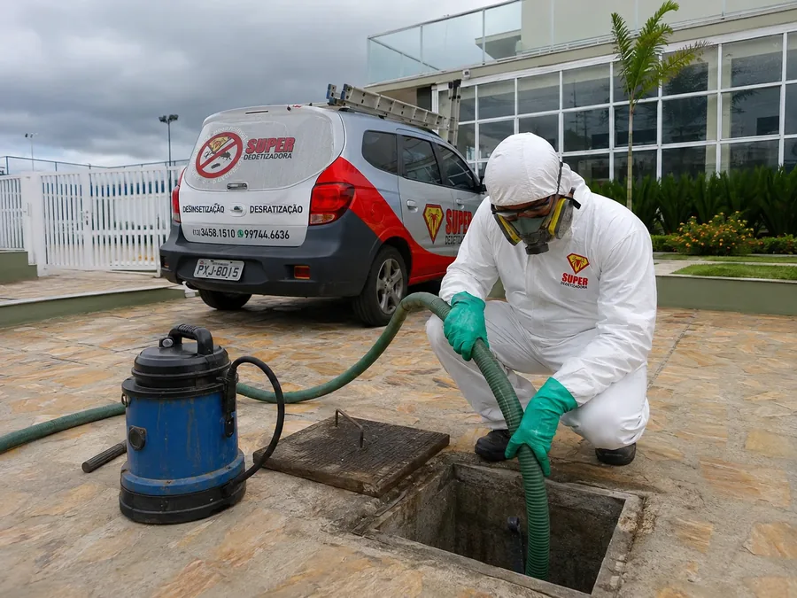 Limpeza de caixa de esgoto externa