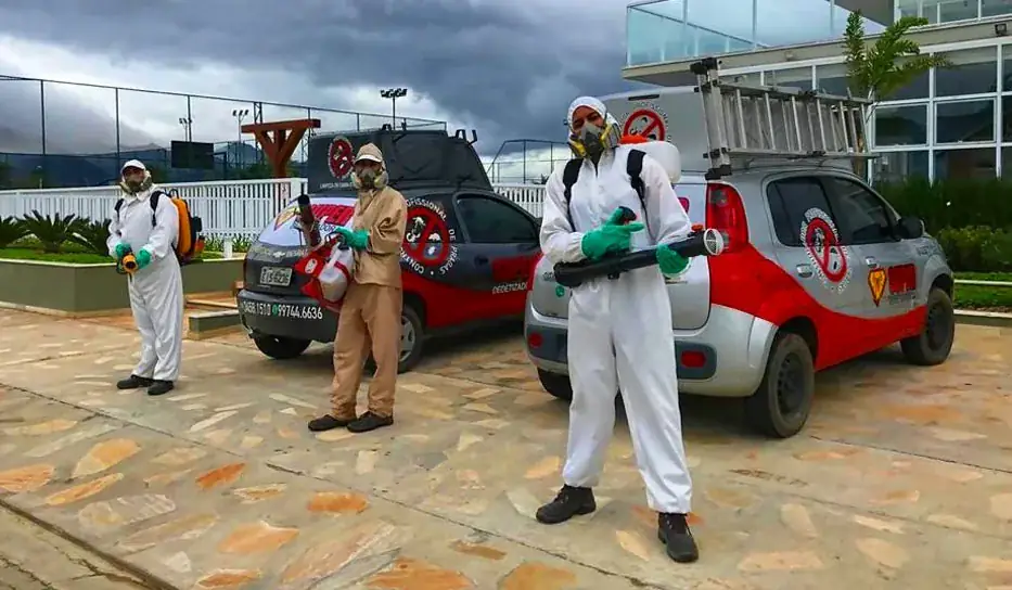 Equipe da Super Dedetizadora com a frota em Peruíbe