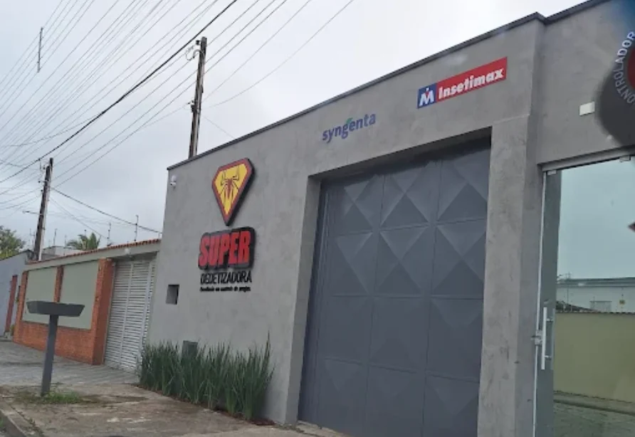 Fachada da Super Dedetizadora na Rua Dr. Braz Belmonte, em Peruíbe